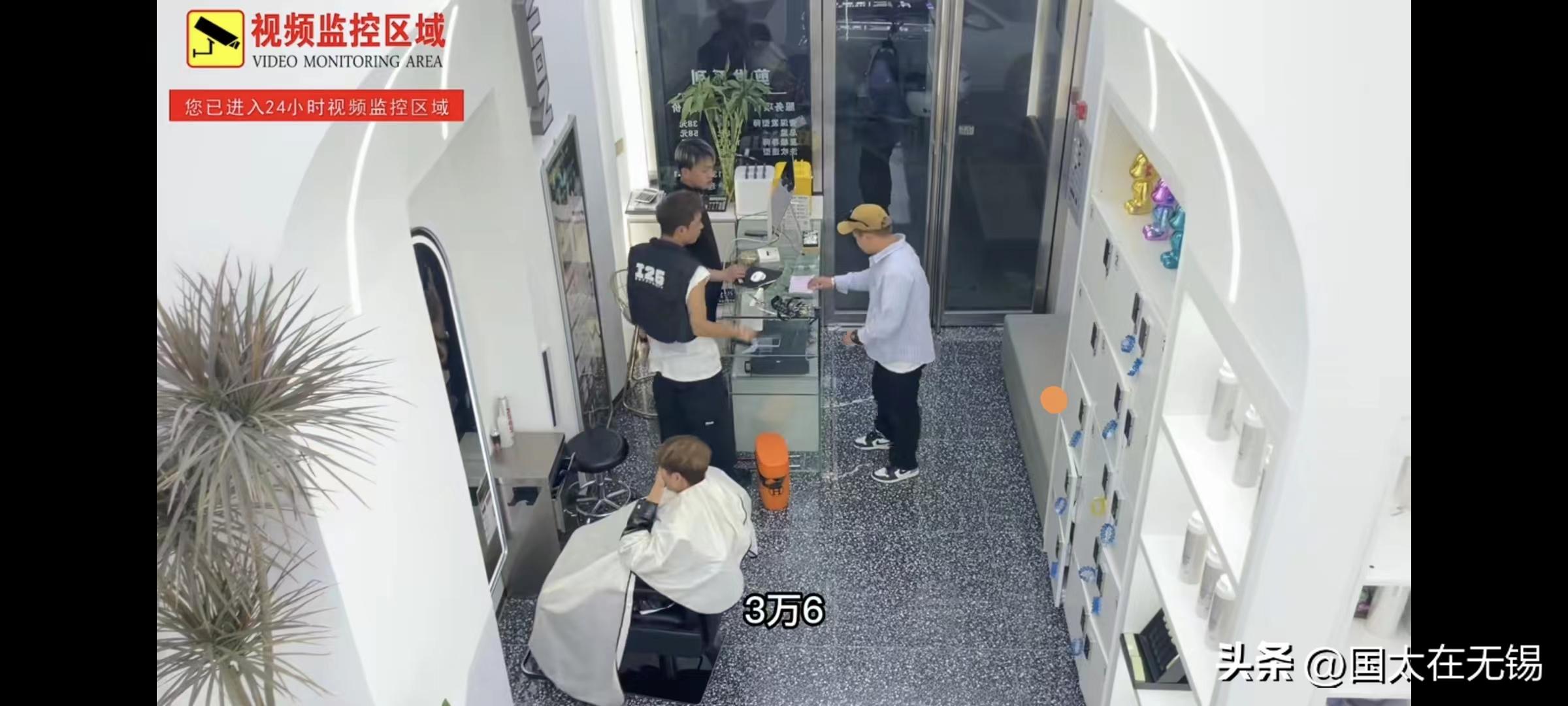 剪刀摔坏赔三万,敲诈和故意伤人能判几年