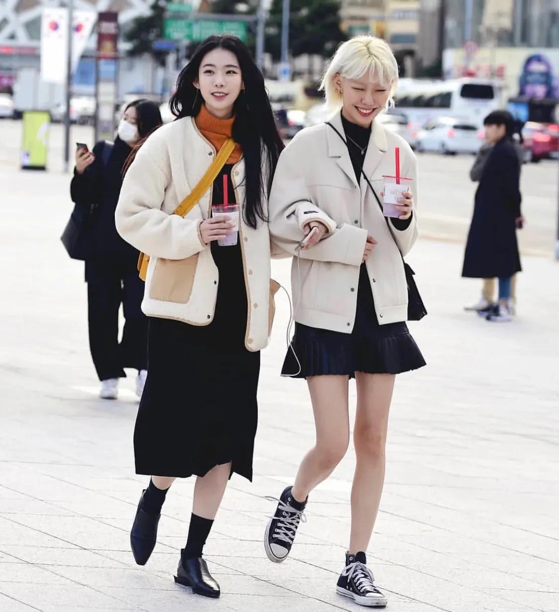 韩国街拍穿搭女生鞋子,韩国穿搭帆布鞋街拍
