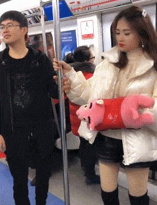 隔壁的单亲妈妈来我家借跑步机,但是为什么她还穿高跟鞋?: