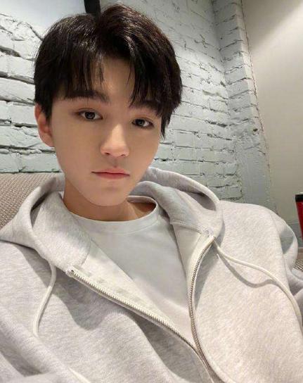 蒙牛主播“五次”叫错王俊凯，时候嬉皮笑脸，绿茶行为引粉丝不满