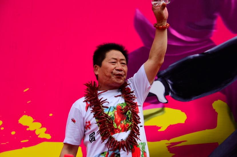 中国辣王李永志喝白酒,辣王李永志吃辣椒肠胃受得了吗
