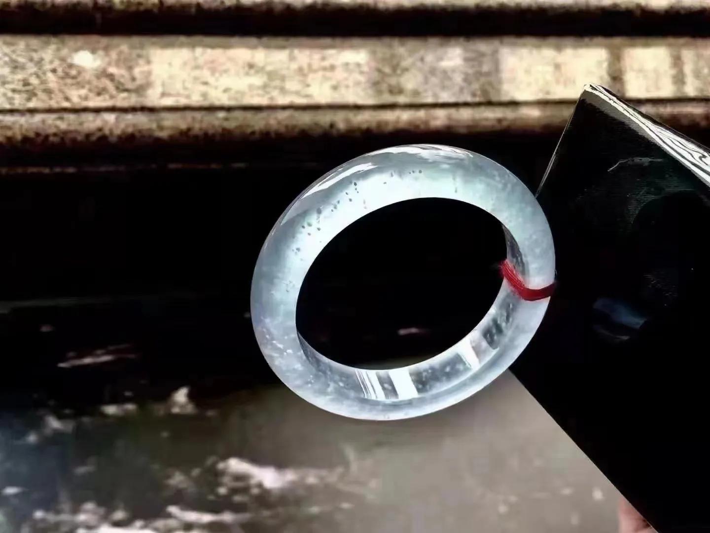 210万翡翠手镯断了,一只上千万翡翠手镯