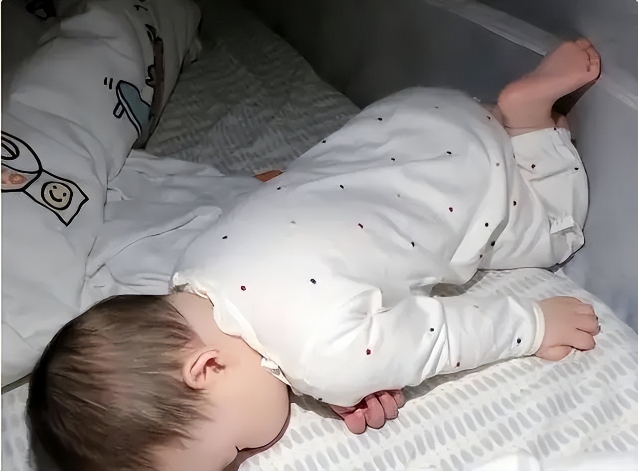 孩子睡觉满床滚怎么回事,孩子睡觉满床滚怎么解决