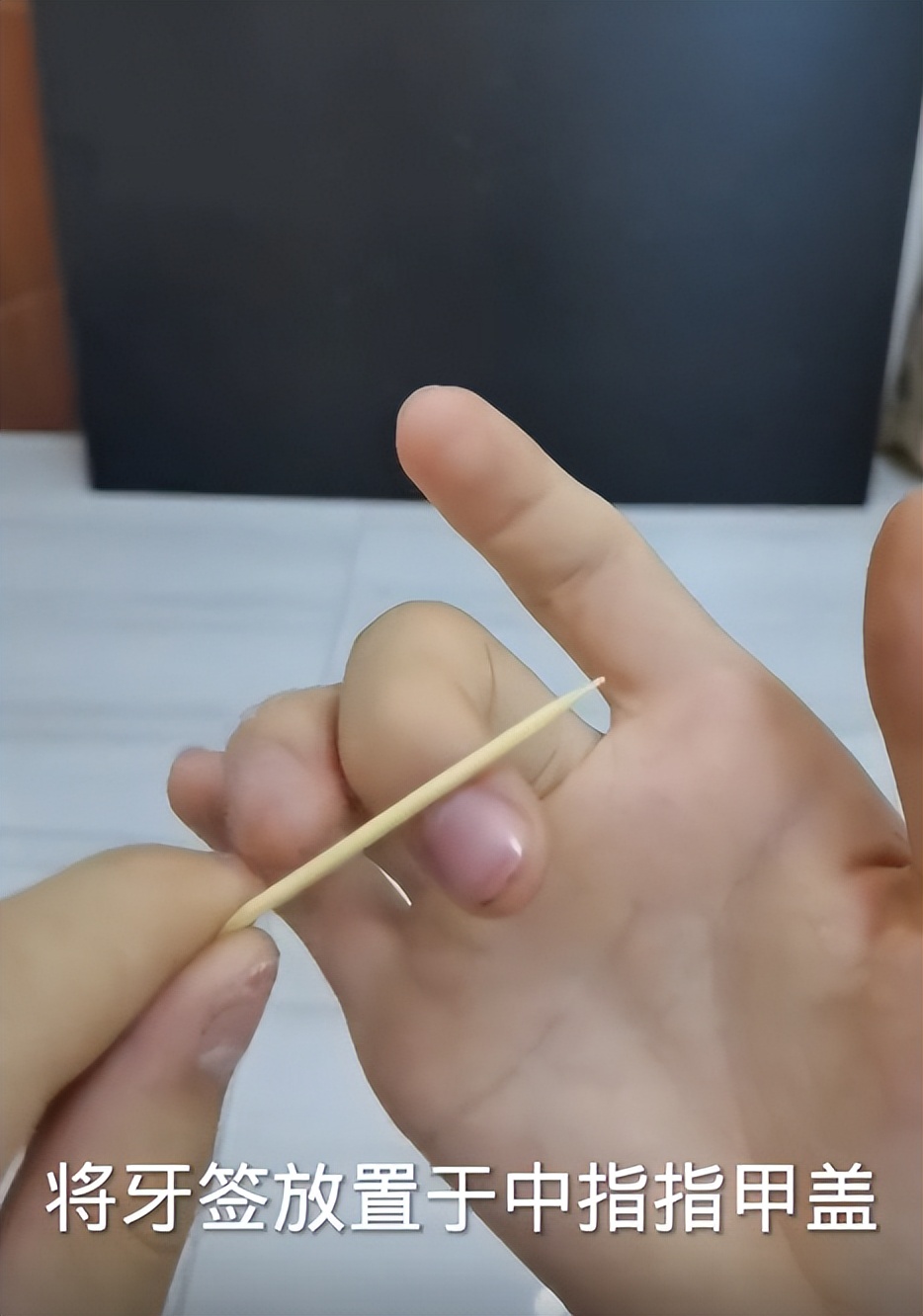 扑克牌真的能插进木板里吗,小孩扑克牌打穿木板