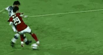 各个足球运动员过人,足球球星成名绝技视频