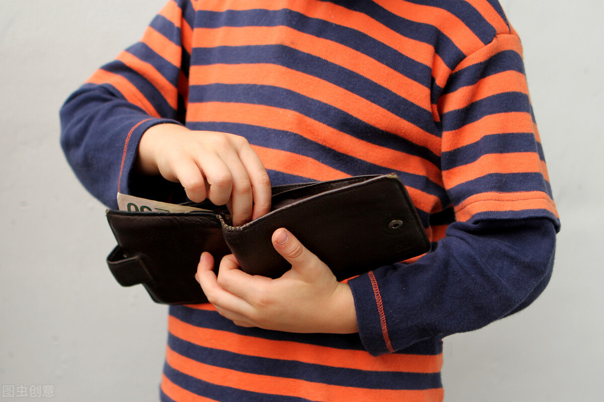 孩子偷钱怎么办？家长别打骂，用以下方式处理让孩子受益一生