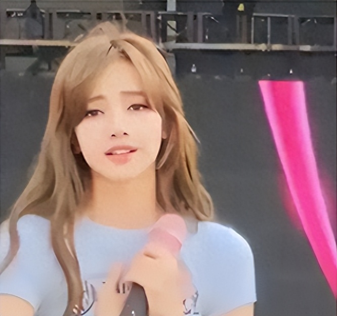 Lisa夜总会演脱衣舞，和世界首富之子恋爱，为嫁豪门放飞自我