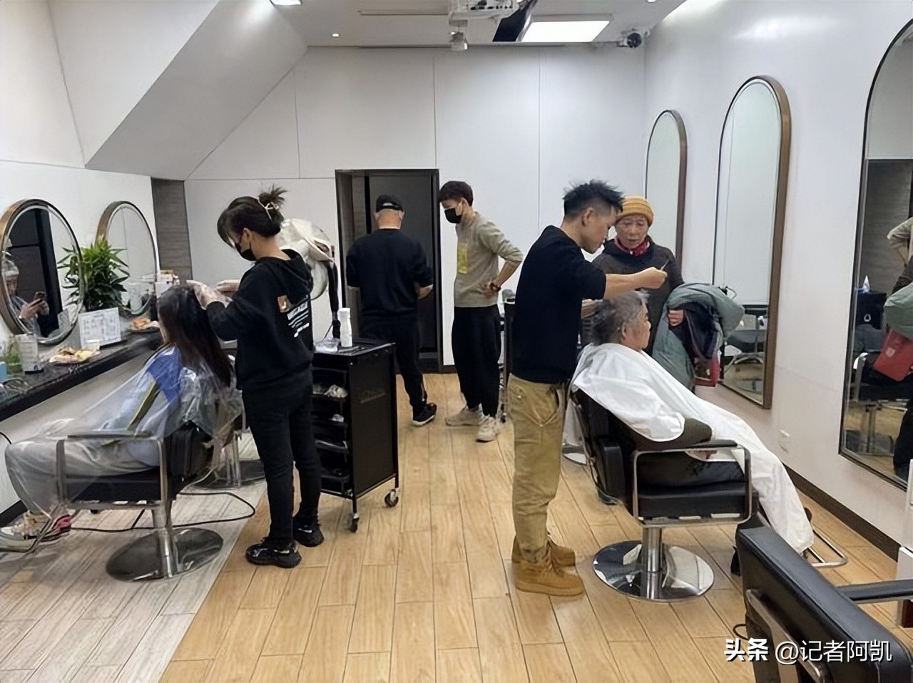 女子被理发店“剪坏”刘海崩溃大哭报警，市场监管部门介入调查