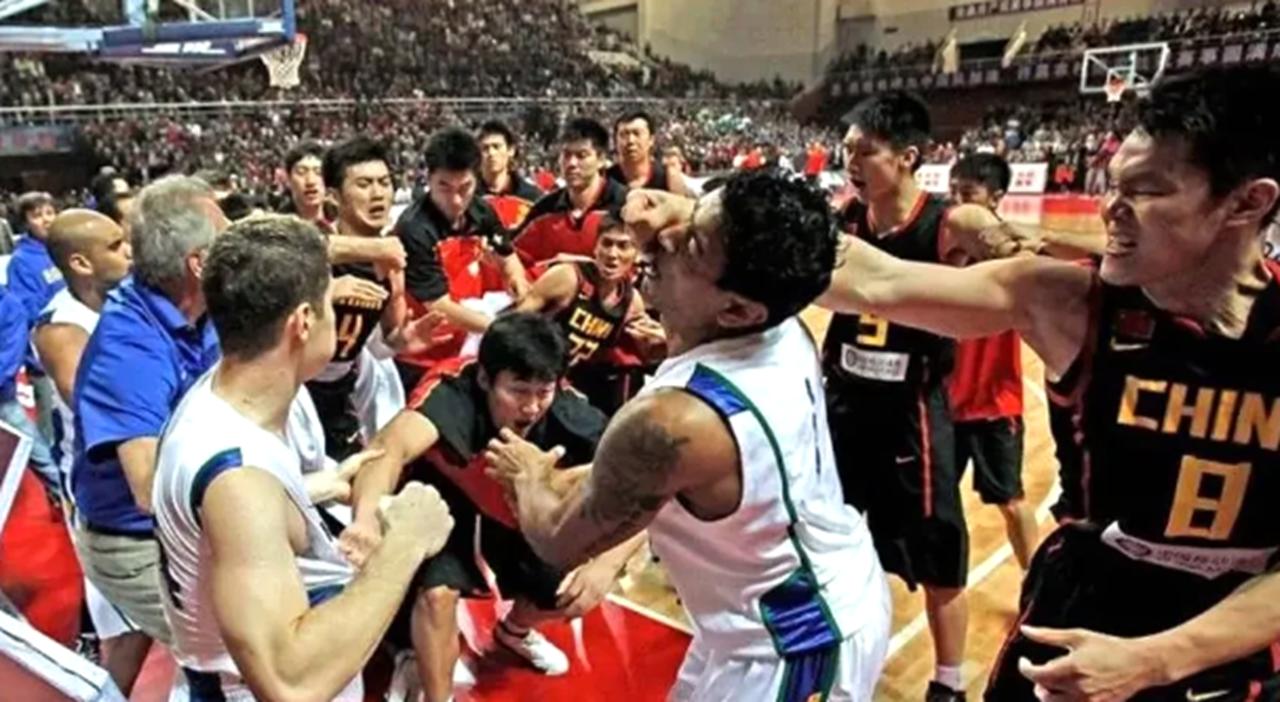 不要为狂胜而狂欢，50分的胜利来得太晚！男篮面临比赛残酷与鏖战