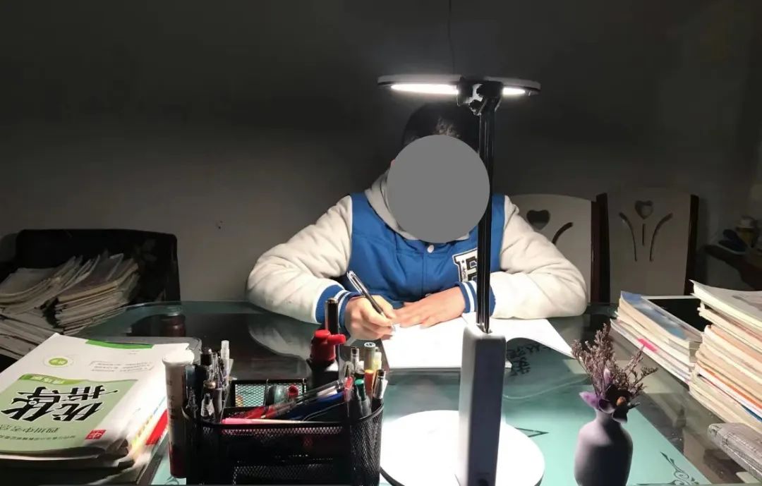 进城陪读的农村妈妈：欠债、抑郁、丧偶式育儿