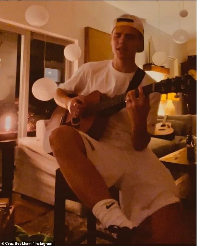 小贝家老三半裸上杂志遭网友骂：他才16岁