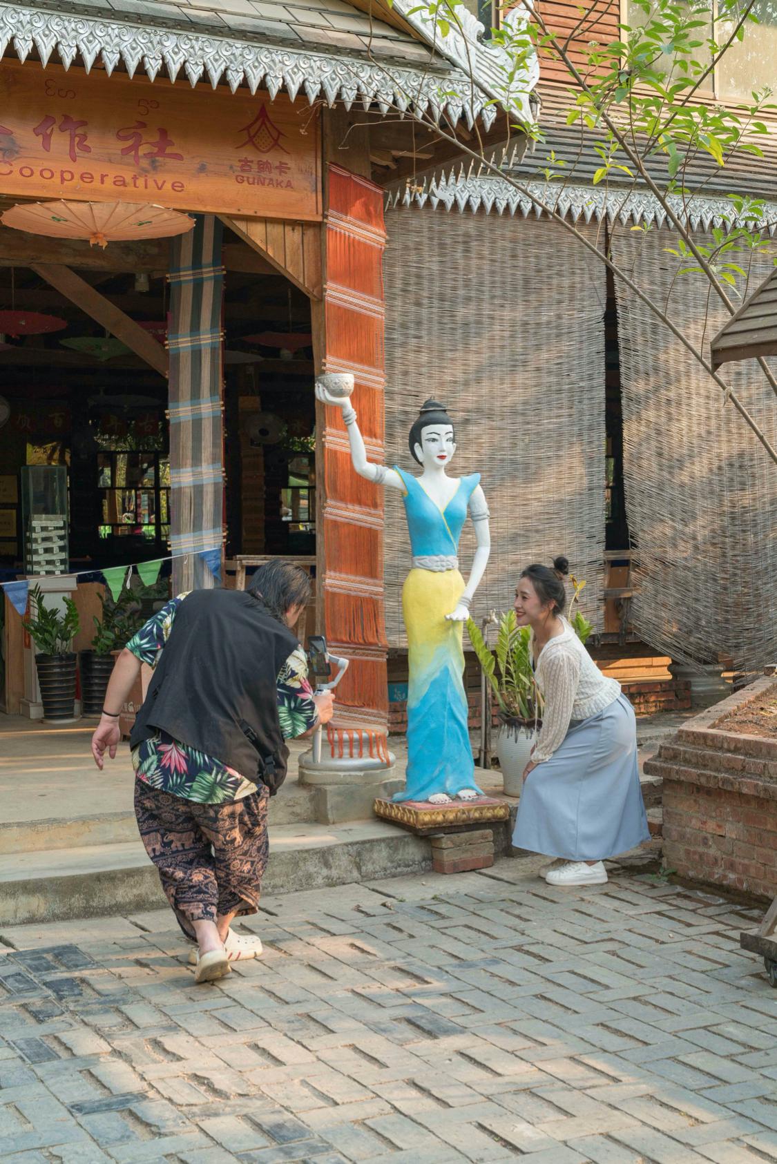 骂版纳是因为你没走出告庄玩版纳跟着小姐姐们走你才晓得味道