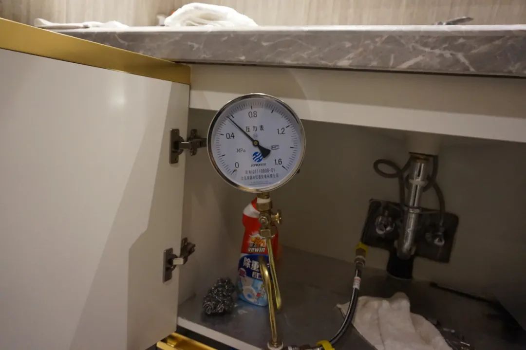 楼上漏水保修期8年未到属谁负责,楼上防水导致漏水谁赔偿