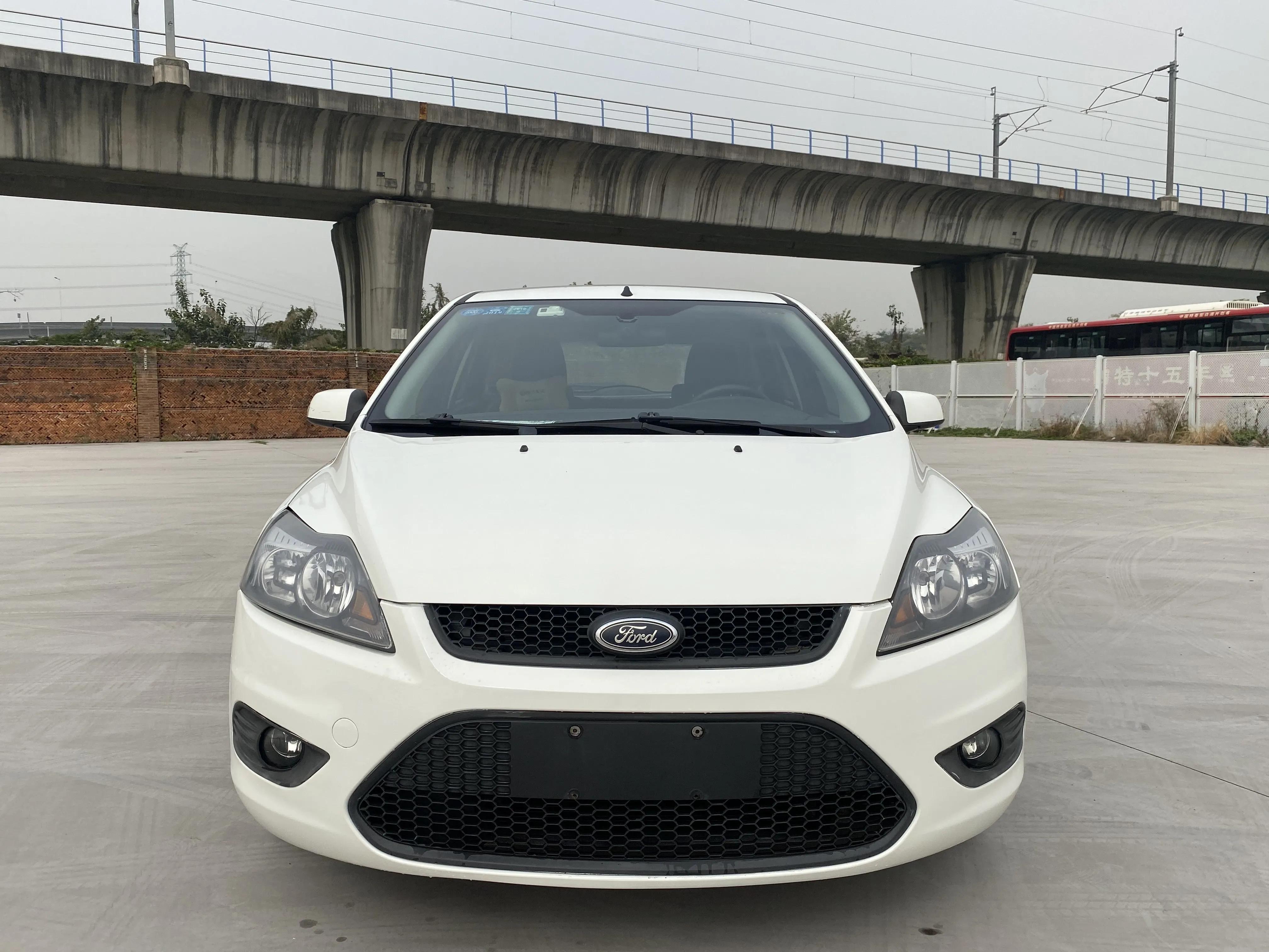 2013款1.6经典福克斯两厢手动二手,福特福克斯2013款两厢1.8t多少钱