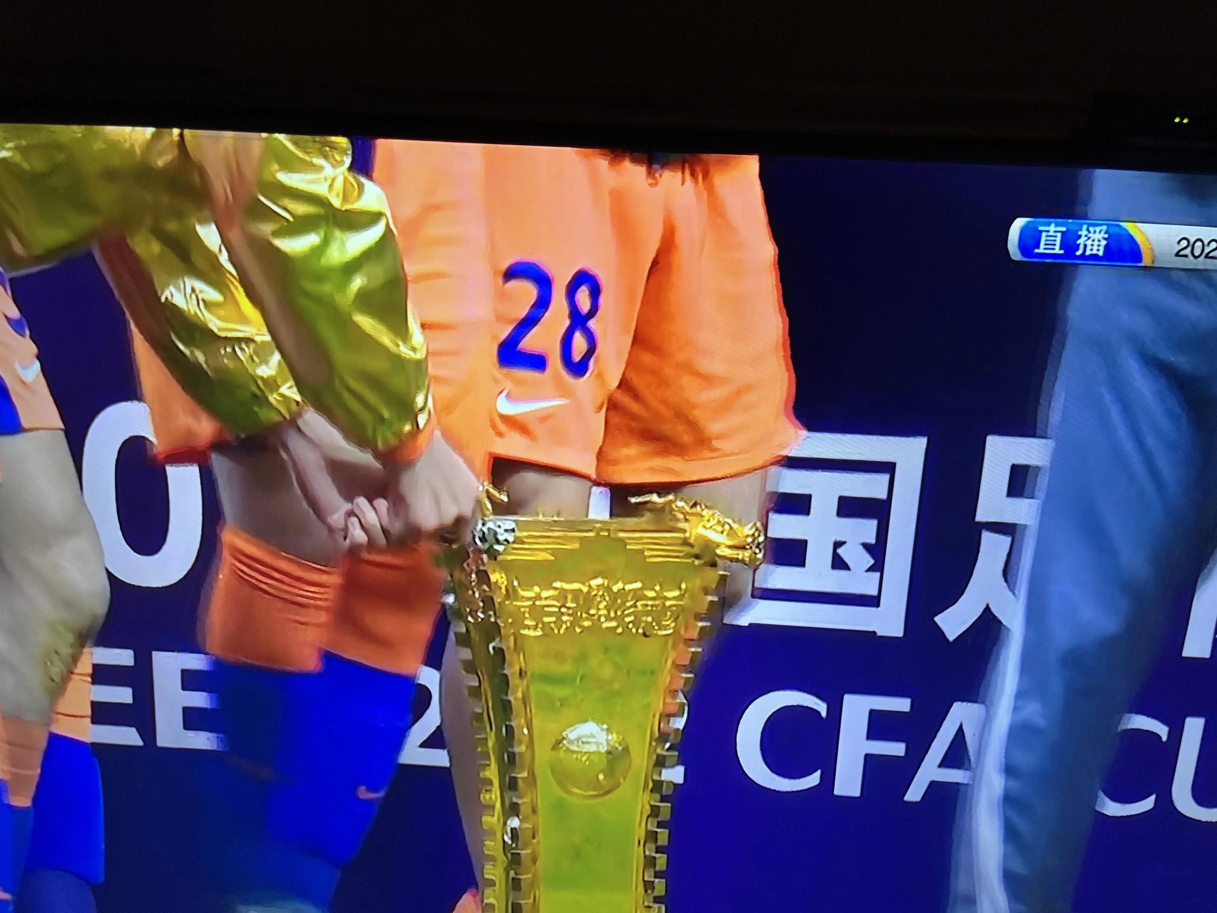 比起2035成为足球强国的目标，可能先把冠军奖杯做好更现实！