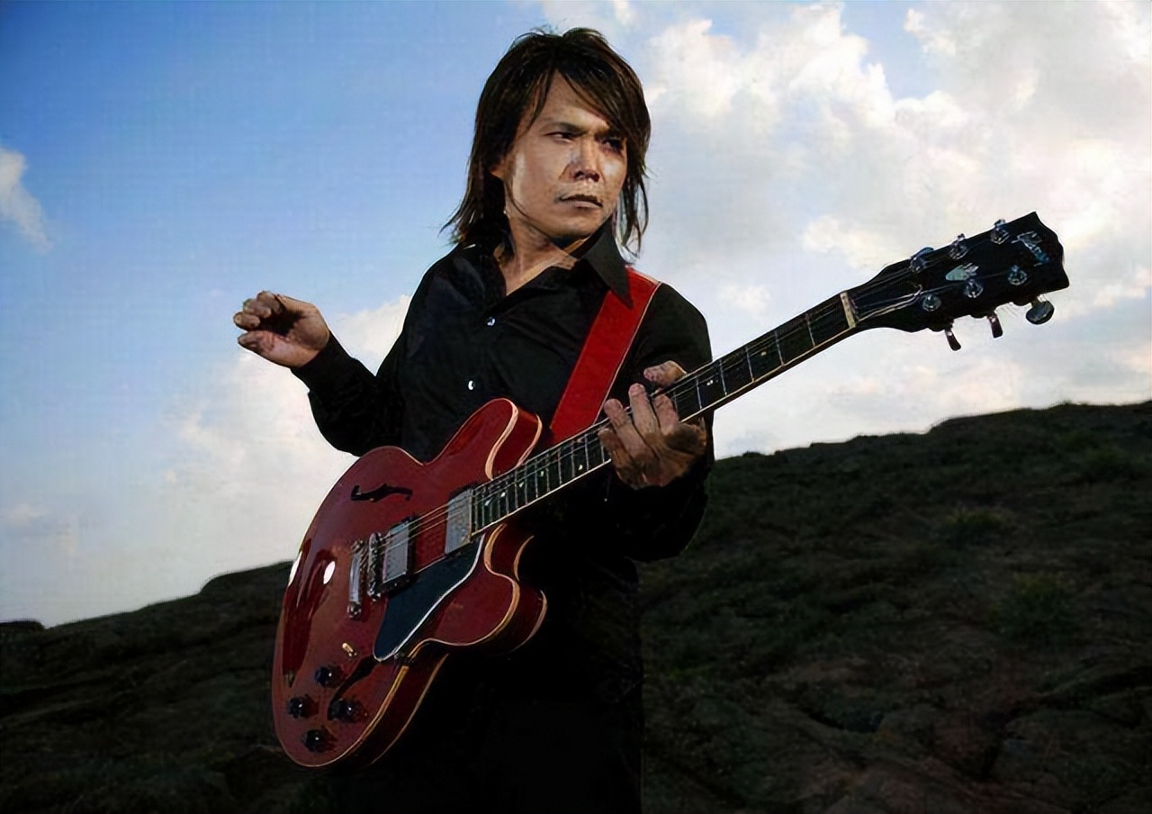 伍佰神级演唱会大合集,伍佰为什么被称为摇滚皇帝