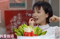 连屁股都是假的？假肩、假发、假腹肌，这些明星身上还有啥是真的