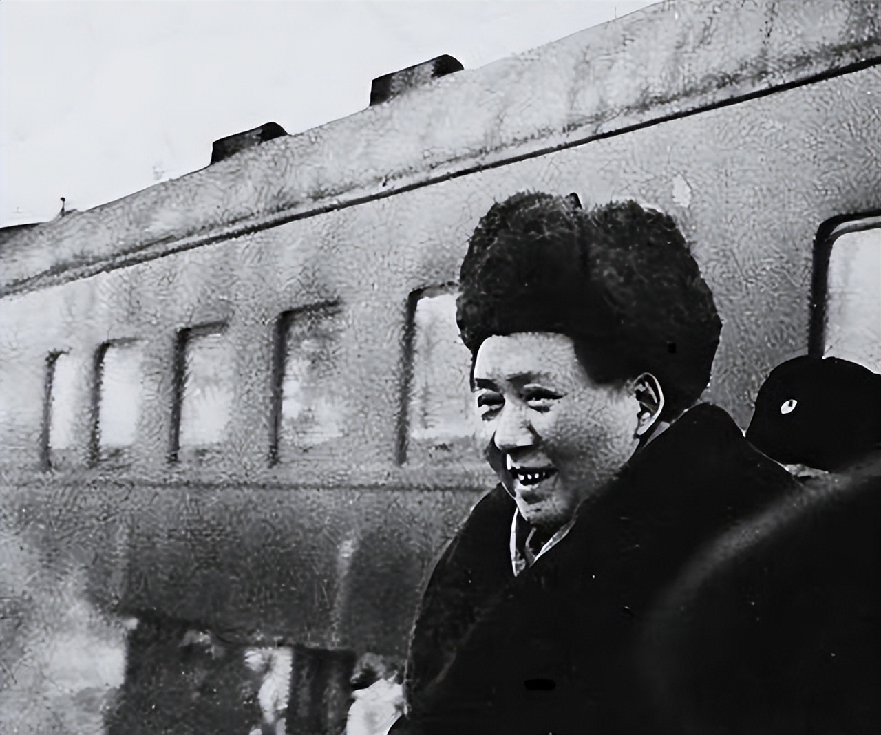 毛主席住在中南海，每月房租水电交多少？“管家”吴连登道出实情