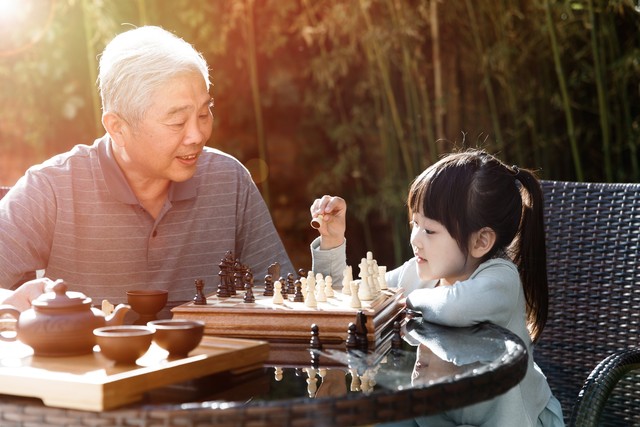 她58岁退休工资8000,外孙说:让我留这儿吧,我很乖,我能带妹妹