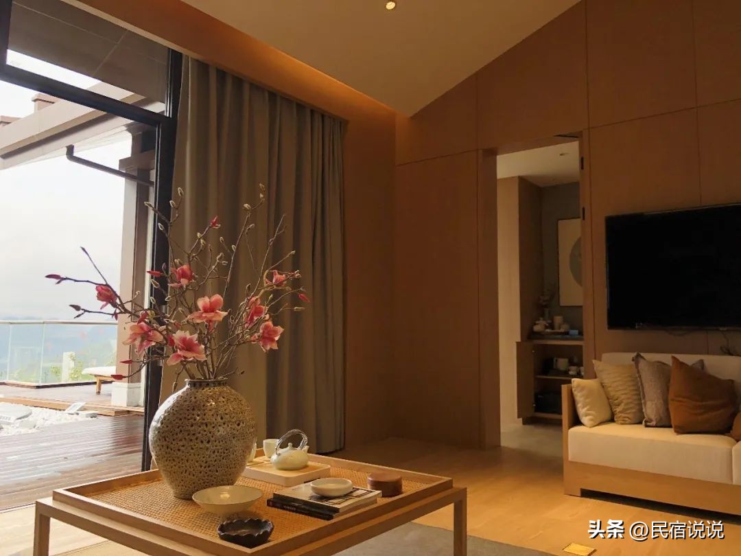 在云雾缭绕的朵花特大桥边隐藏着一家温泉酒店