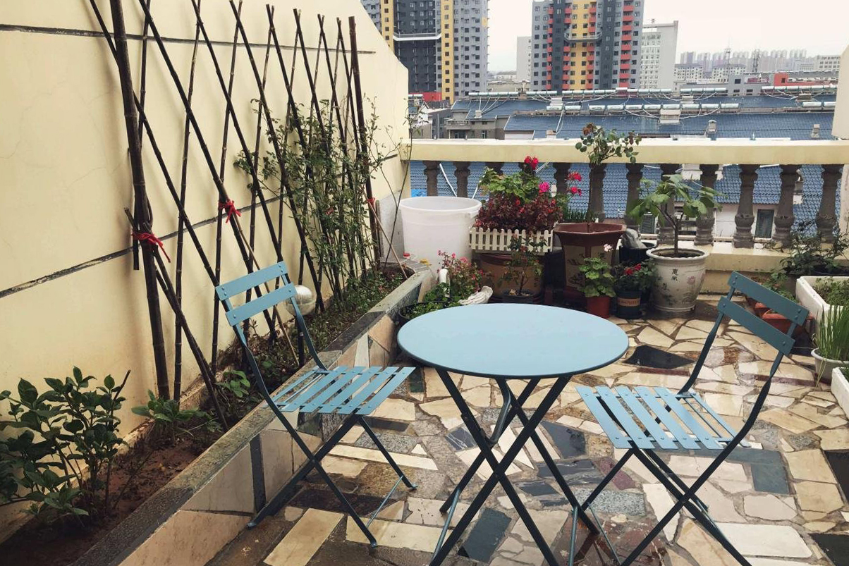 顶楼漏水为什么还有人买,顶楼漏水低层业主需要承担费用吗