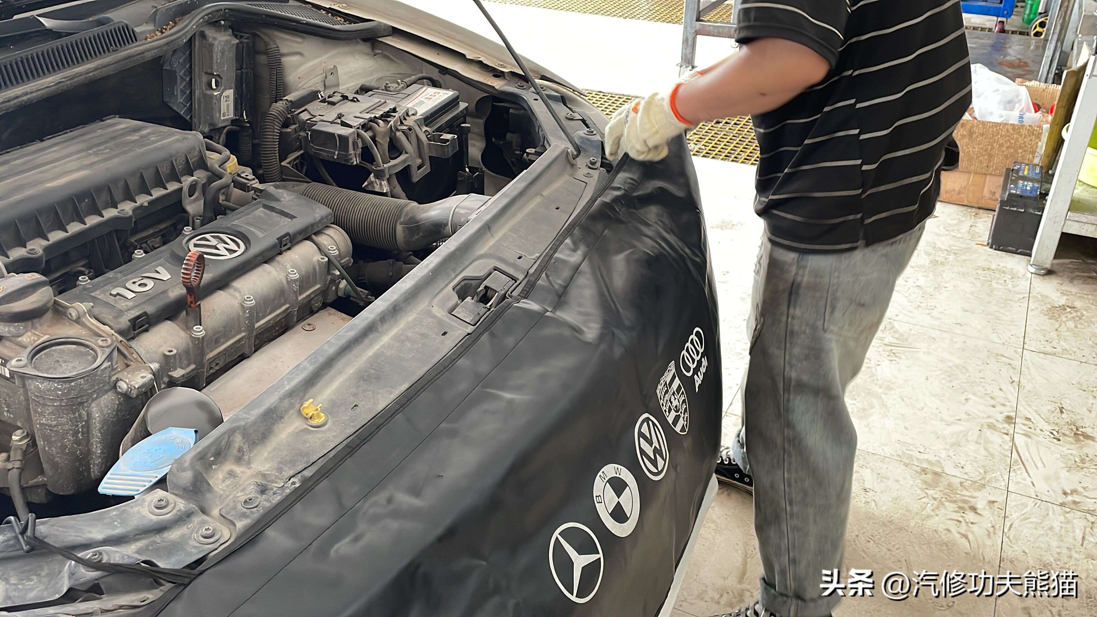 美女车主开个小POLO挺实惠,油耗省毛病少停车方便,今天做个保养