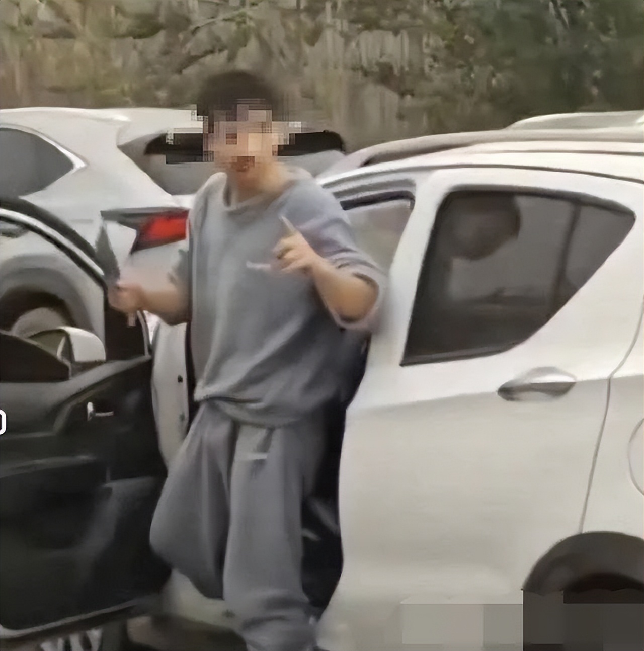 一男子给婴儿买奶粉持刀闯卡,一男子为买奶粉持刀闯卡原视频