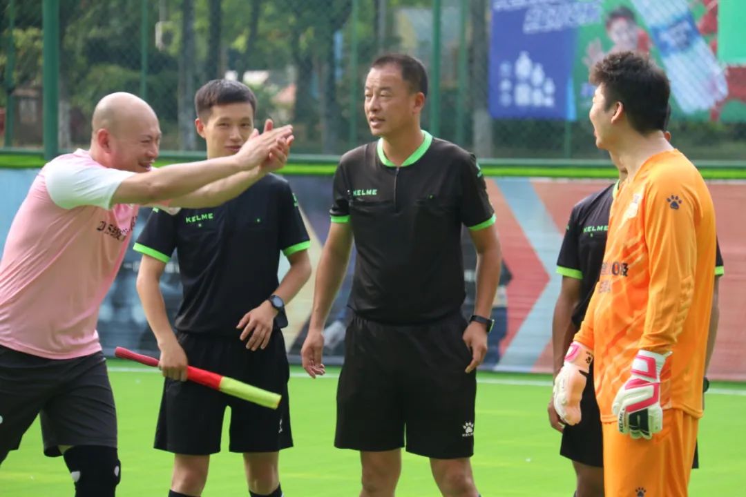 今年的成都热得发慌，夏天里的蒙爸足球，爱得发狂