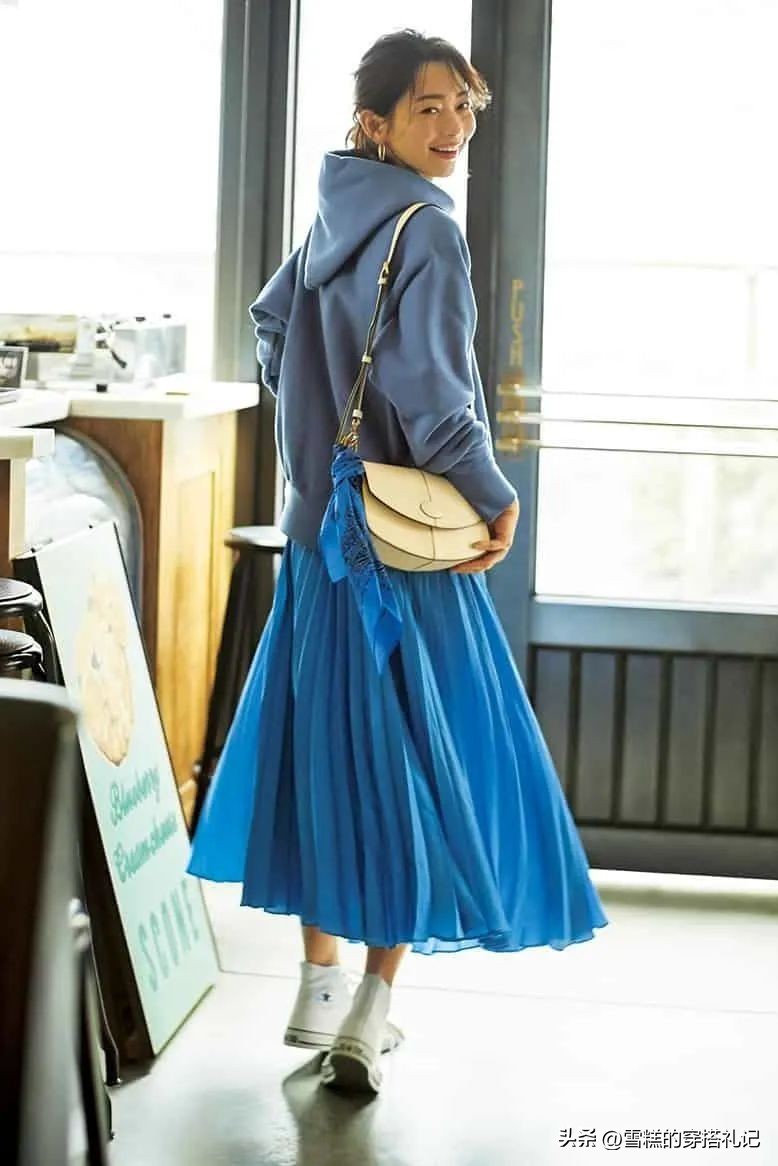卫衣半裙春日巨火穿搭,卫衣半裙早秋这样穿时髦又简单