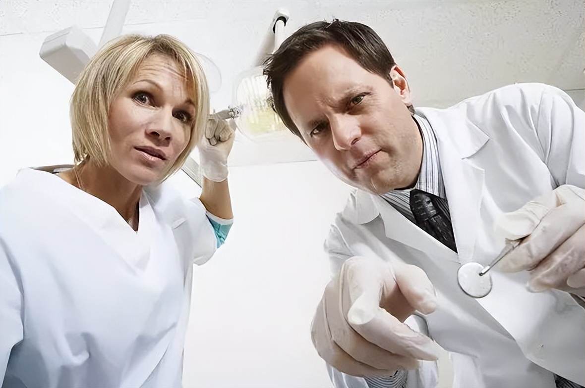 为什么不能刷牙而且嘴里有臭味,一张嘴就有臭味怎么刷牙都没用