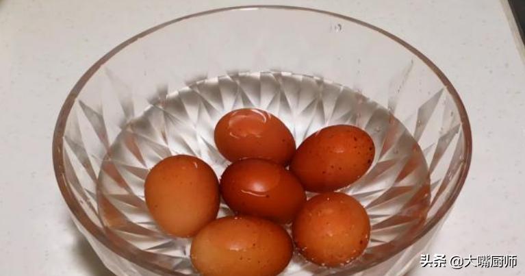 水煮蛋怎么煮蛋黄不会破,水煮蛋去蛋壳的正确做法