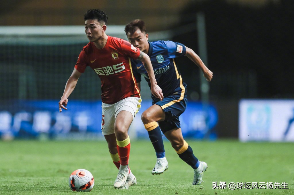 韦世豪球门前互相传球空门打飞,韦世豪空门没进中国队