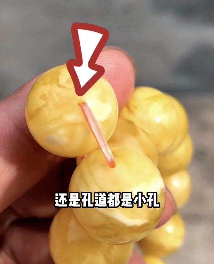 鸡油红蜜蜡鉴别真假方法,蜜蜡打紫光灯一定能鉴别真假吗