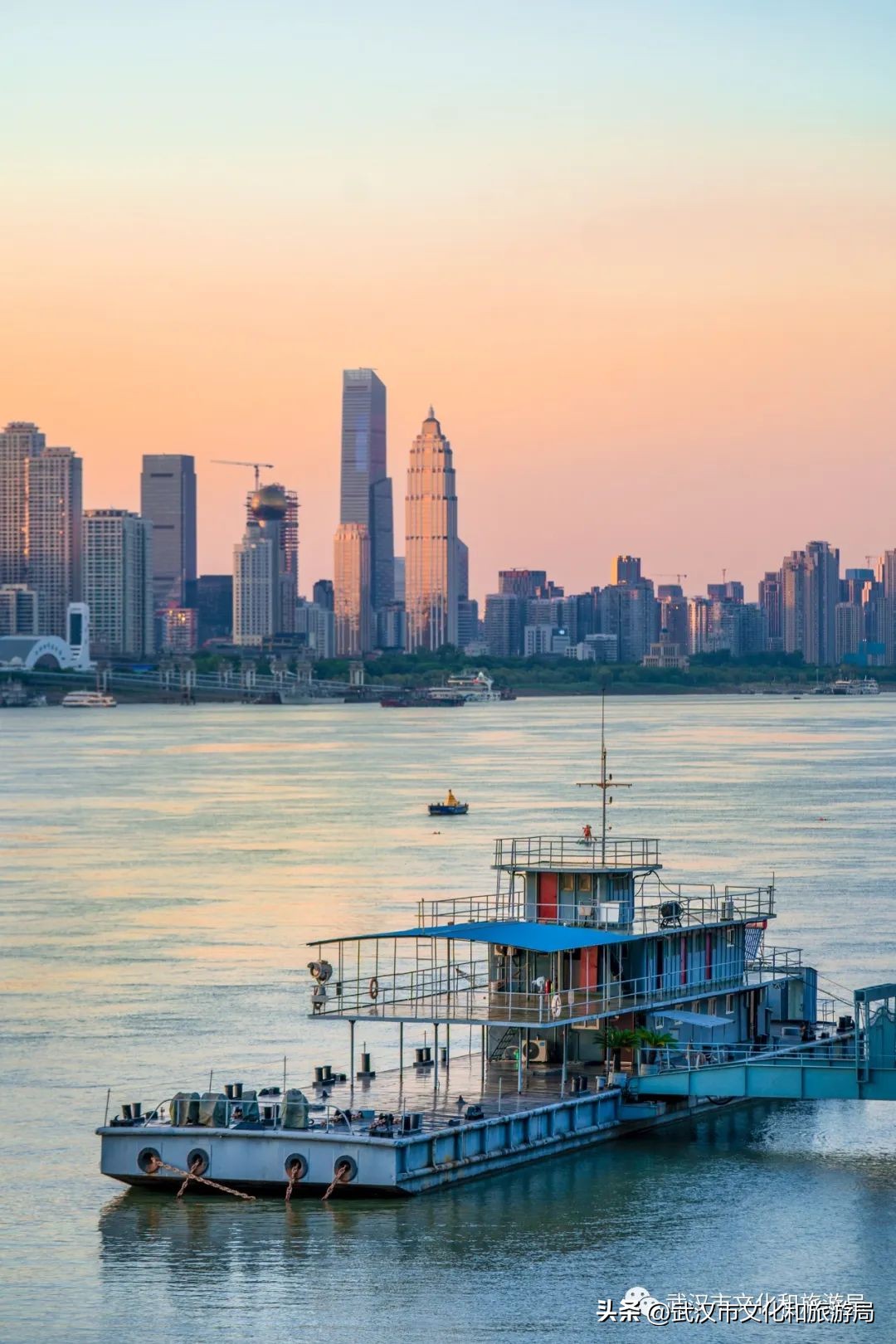 武汉人在江边,一个人在武汉江边