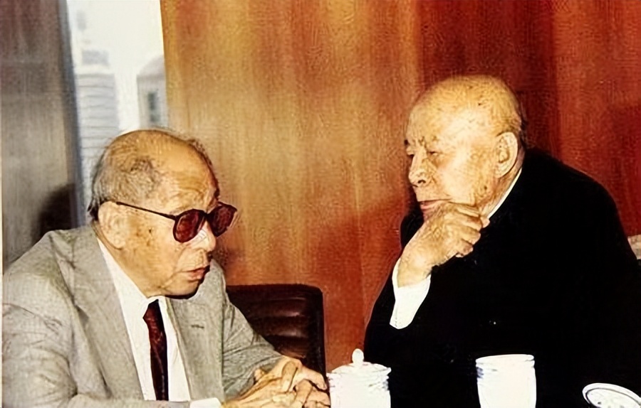 91年吕正操赴美探望张学良，张学良见他好奇问：你咋跟着周恩来了