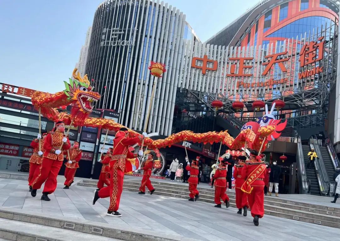 太原中正天街红色景观,太原中正天街晚上