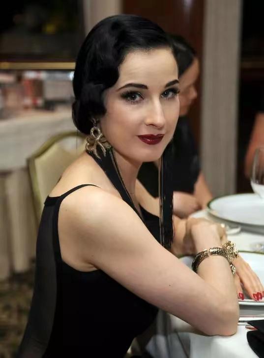 涓栫晫绗竴鑸炲绌跨传鑹茬殑瑁欏瓙,涓栫晫绗竴鑸炲鎯婅壋琛ㄦ紨