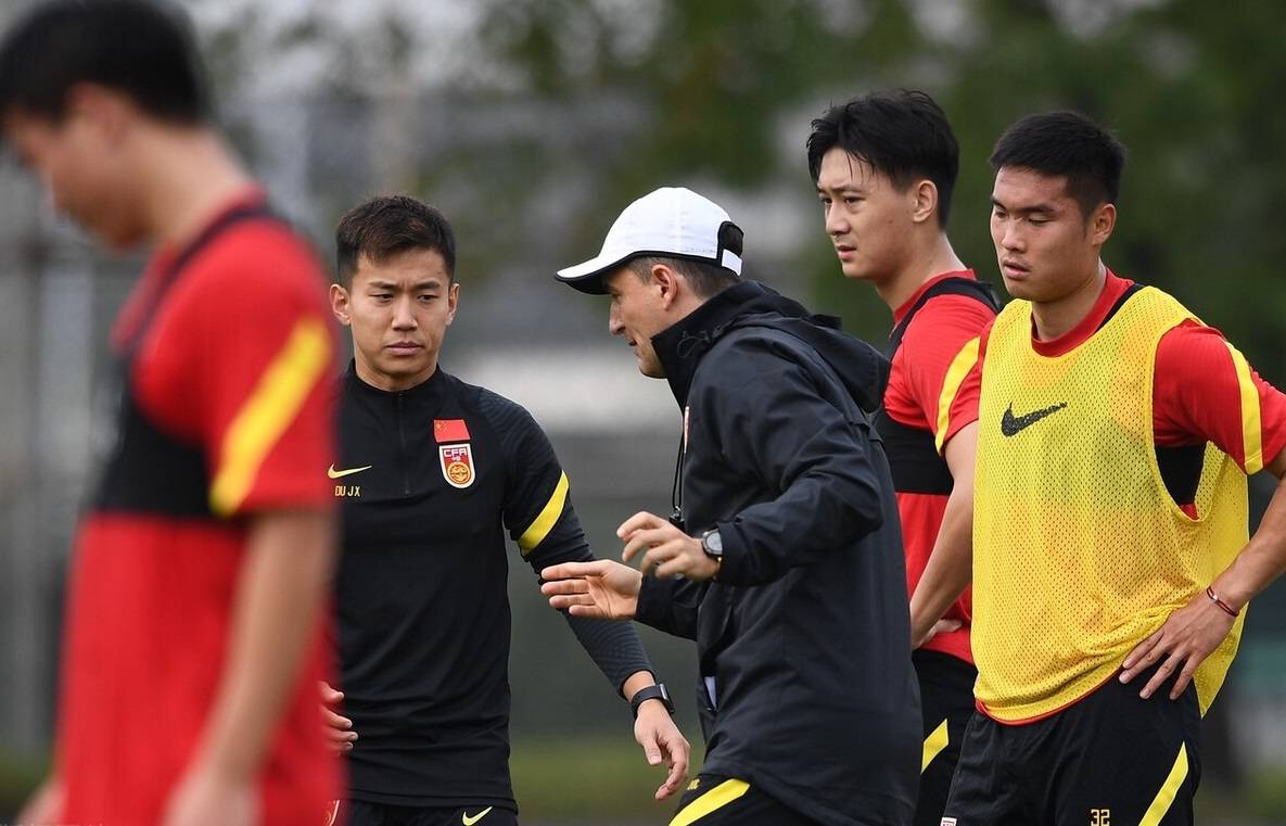 拒绝使用大肚子球员,这位国足教练的做法值得学习