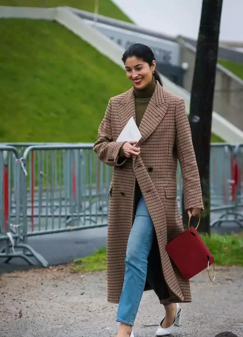 棕色呢子大衣里面配什么颜色打底,摩卡棕色牛角扣大衣怎么搭配裤子