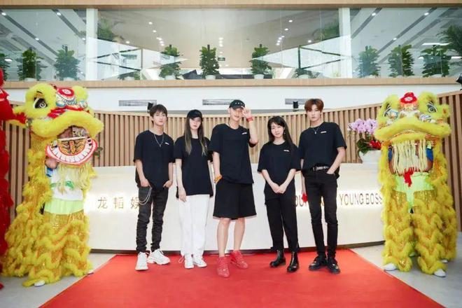 “富人赚乞丐的钱”，这5位明星生动地诠释：穷人越穷，富人越富