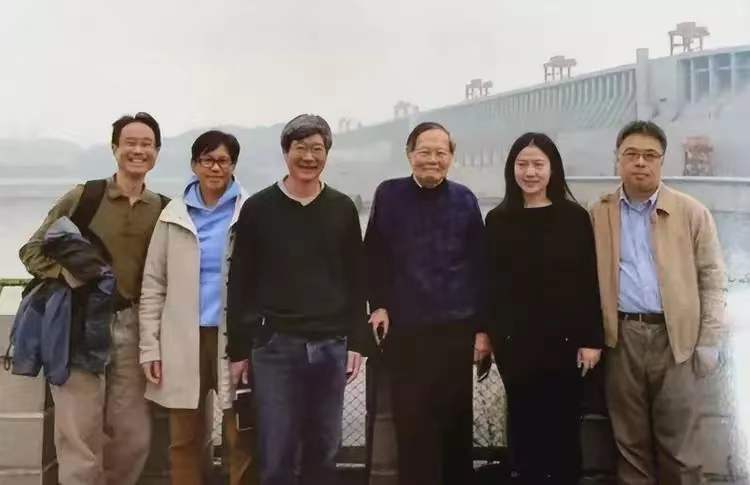 杨振宁翁帆慈善捐赠,杨振宁捐献珍贵资料是什么