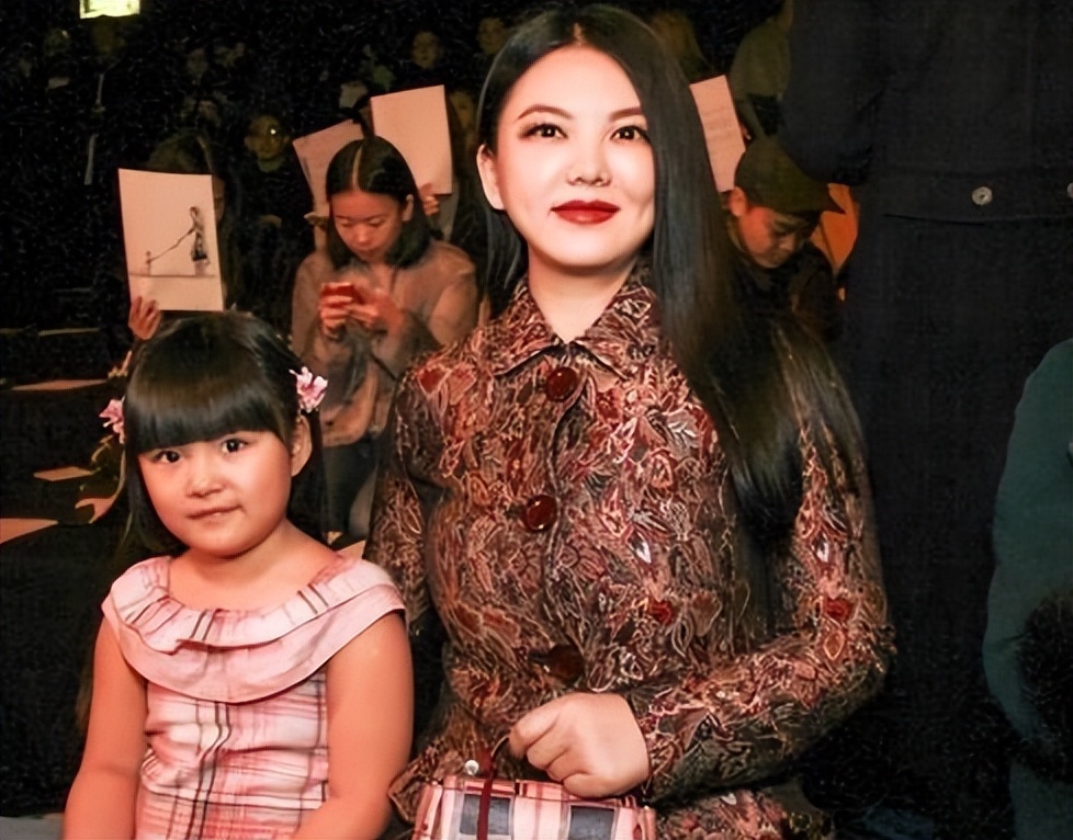 王诗龄被疑早恋跳表白手势舞,王诗龄青春期十分叛逆