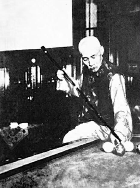 集中营惨状：30张老照片揭示妇女衣不遮体的悲惨命运！