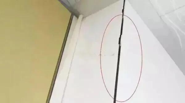 厨房墙面瓷砖开裂修复,瓷砖角开裂了怎么修复