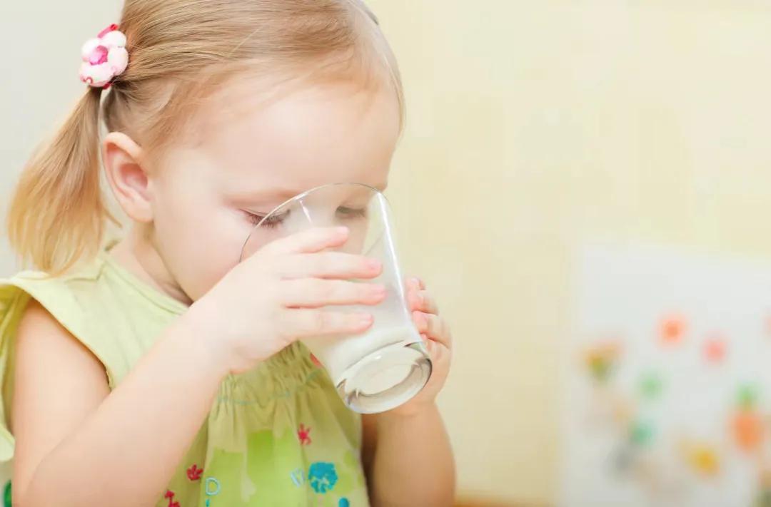 15个月宝宝不吃饭光喝奶咋办,2岁宝宝光喝奶不吃饭怎么办