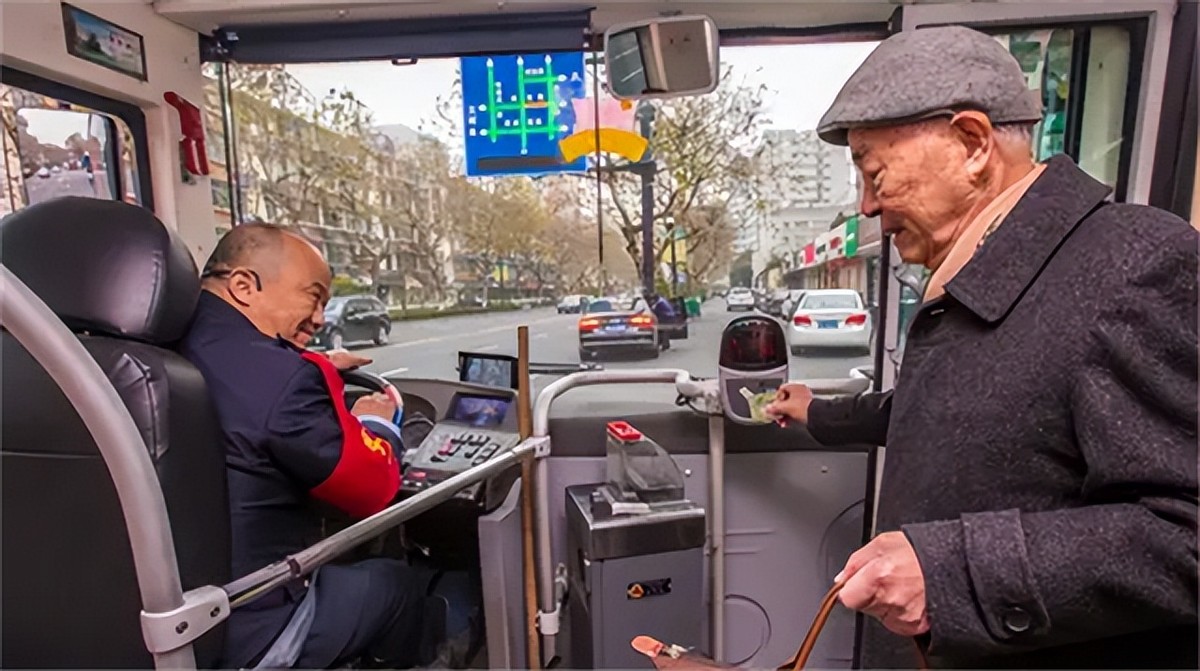 19年，一90岁老人坐在公交车上不肯走！一查是毛主席接见过的劳模