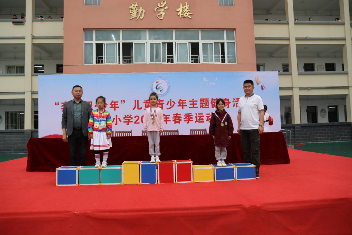 四月芳菲春意暖踏春赏花正当时,四月春意浓踏青赏花正当时