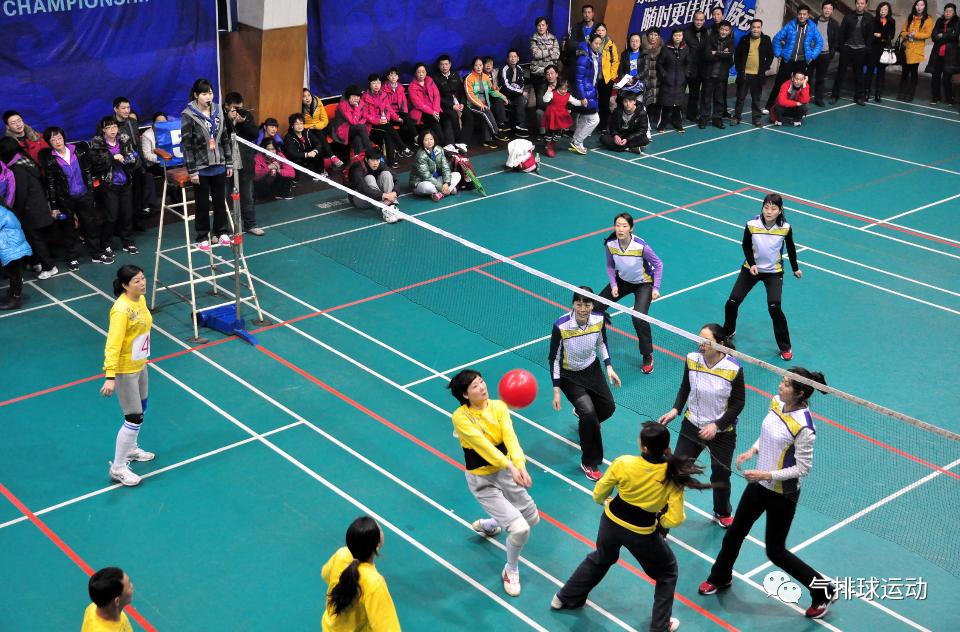 体育排球垫球游戏,排球多种方式的垫球游戏