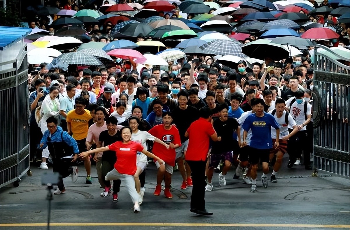 罗子欣一字马出考场,罗子欣一字马