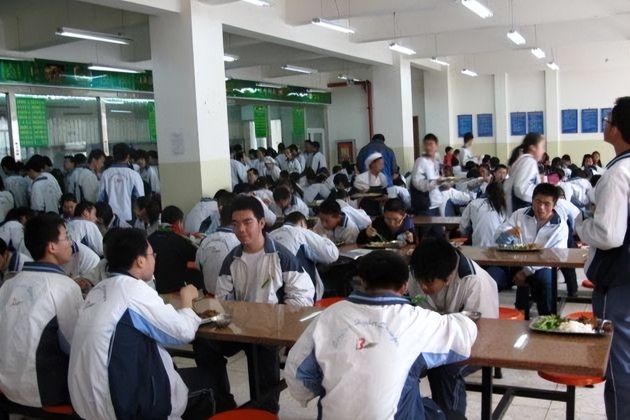 陕西一中学校长被打致尿*禁失**，教育局长喊多人殴打，起因另有隐情